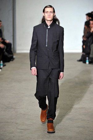 クリスヴァンアッシュ(KRISVANASSCHE)、2011-2012年秋冬コレクション｜写真15