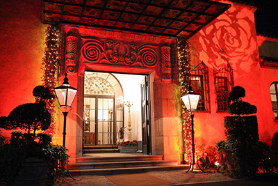 ミシュラン｜小笠原伯爵邸でジャズ演奏やカジノを楽しむクリスマスパーティー開催 - ワインや生ハムなども