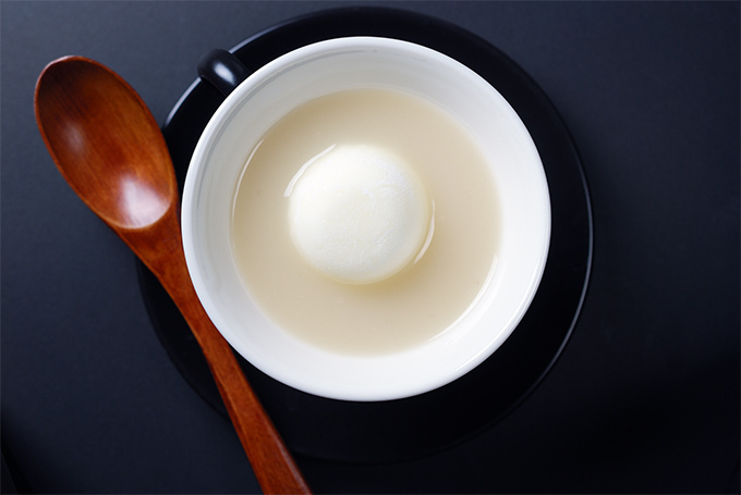 立田野茶寮から新作甘味「白いおしるこ」発売 - 温かい汁粉を、バニラアイスの求肥包みと共に | 写真
