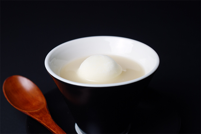 立田野茶寮から新作甘味「白いおしるこ」発売 - 温かい汁粉を、バニラアイスの求肥包みと共に｜写真2