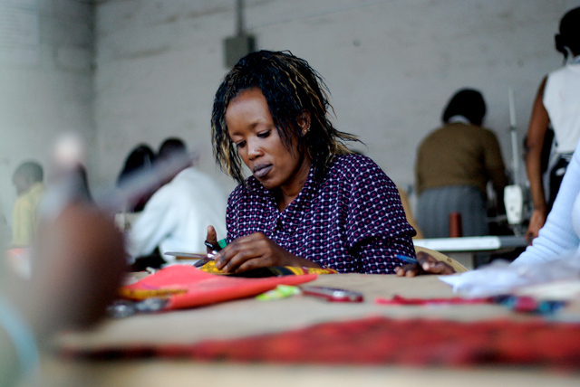 「Ethical Fashion Africa Project」でヴィヴィアン・ウエストウッドの商品が制作されている模様