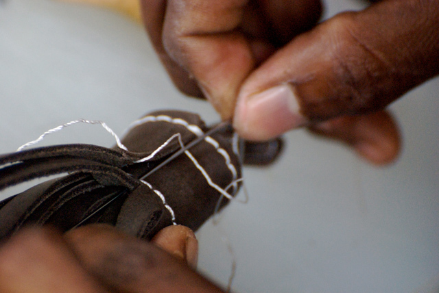 「Ethical Fashion Africa Project」でヴィヴィアン・ウエストウッドの商品が制作されている模様