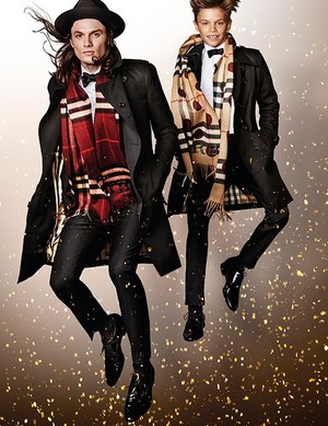 バーバリー2015年クリスマスコレクション - 真紅のトレンチコート
