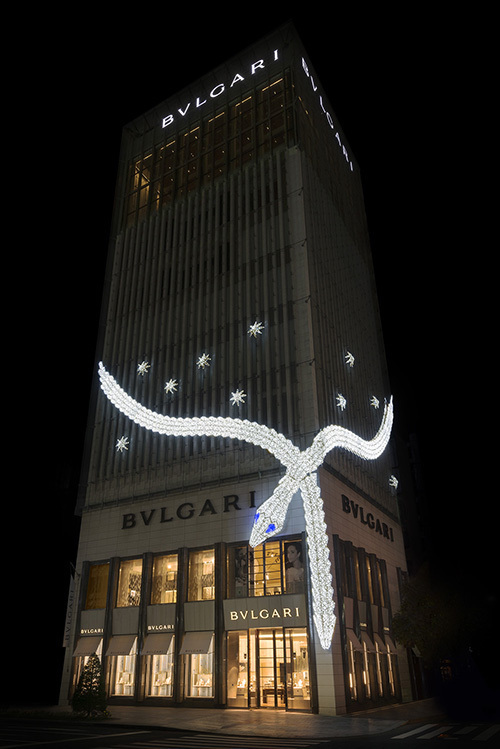 ブルガリ 銀座タワーに冬の風物詩「セルペンティ」イルミネーションが点灯 - 夜空に煌めく巨大な蛇 | 写真