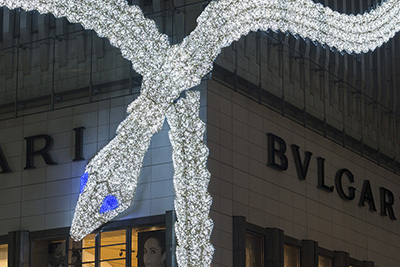 ブルガリ 銀座タワーに冬の風物詩「セルペンティ」イルミネーションが点灯 - 夜空に煌めく巨大な蛇