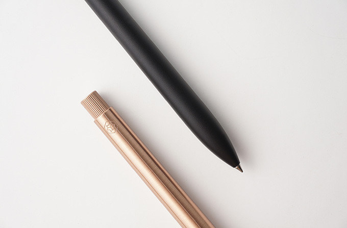 イギリス発の文房具ブランド「アジョト」より、無駄を削ぎ落としたミニマルなボールペン「The Pen」｜写真2