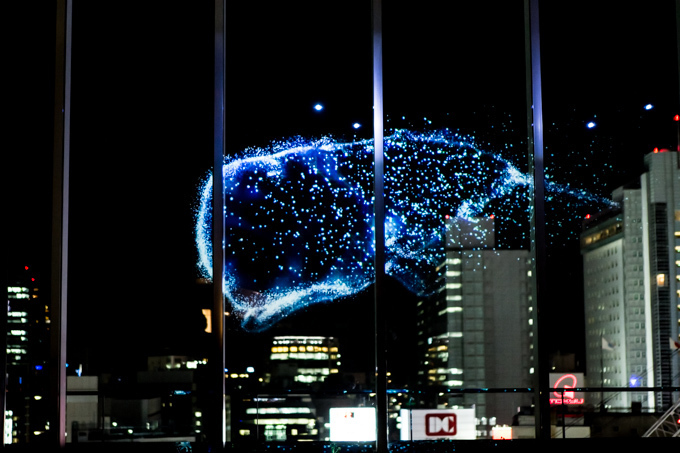 名古屋テレビ塔の展望台「スカイデッキ」夜景×プロジェクションマッピング - 都会の空をシャチが泳ぐ | 写真