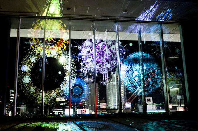 名古屋テレビ塔の展望台「スカイデッキ」夜景×プロジェクションマッピング - 都会の空をシャチが泳ぐ｜写真4