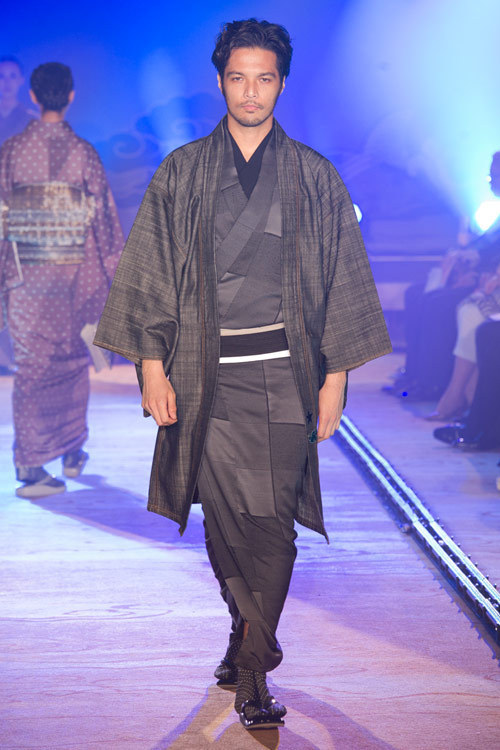 ストライプやデニムを使ったモダンなキモノスタイルを発表したJOTARO SAITO 2011-12年秋冬コレクション｜写真13
