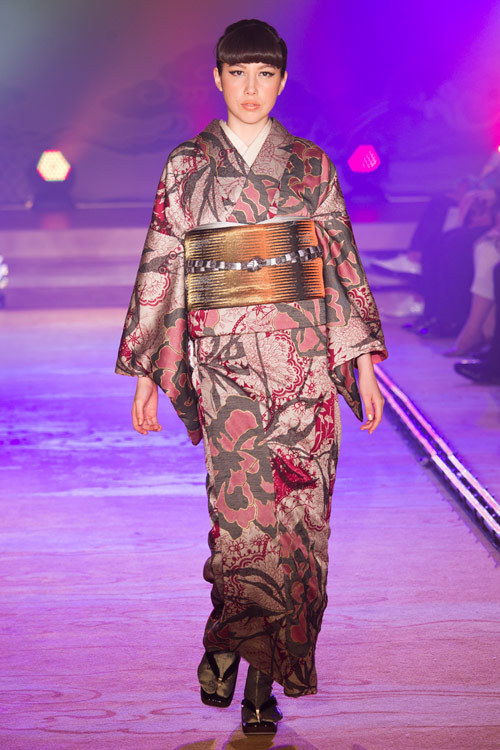 ストライプやデニムを使ったモダンなキモノスタイルを発表したJOTARO SAITO 2011-12年秋冬コレクション｜写真15