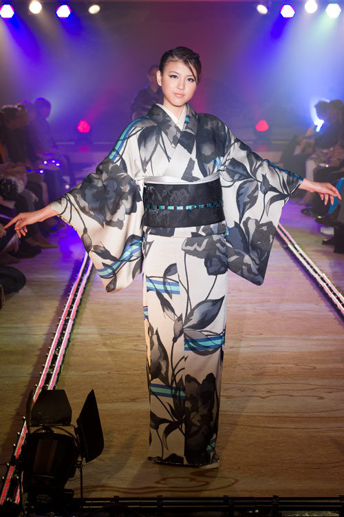 ストライプやデニムを使ったモダンなキモノスタイルを発表したJOTARO SAITO 2011-12コレクション画像24