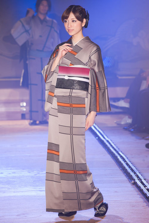 ストライプやデニムを使ったモダンなキモノスタイルを発表したJOTARO SAITO 2011-12コレクション画像26