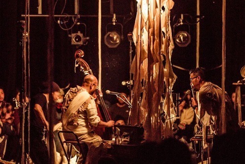 スズキタカユキ「仕立て屋のサーカス」青山スパイラルホールで - 音×布×光が織りなす即興舞台