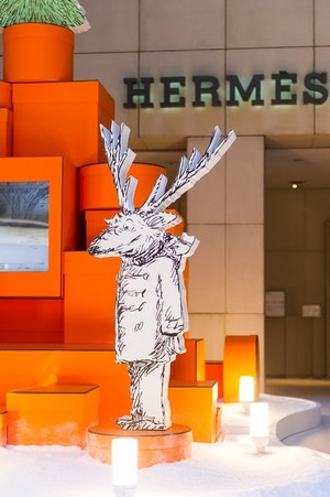 エルメスがクリスマスムービーを公開 銀座 御堂筋にはオレンジボックスツリーも展示 ファッションプレス