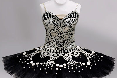 モスキーノがイングリッシュ・ナショナル・バレエ団のためにチュチュをデザイン