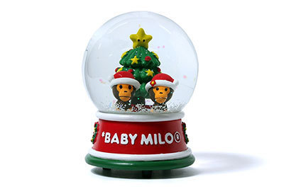 ア ベイシング エイプより、オルゴール付きのスノードーム登場 - サンタ姿のマイロがキュート