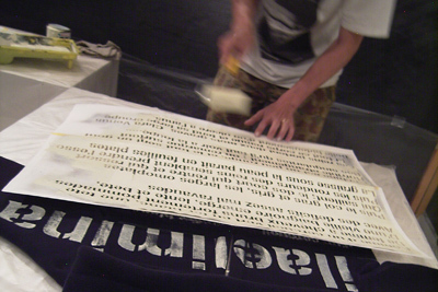 アイラ守矢氏が直にステンシルを施すイベント「HAND STENCIL CUSTOMIZE by ila.」