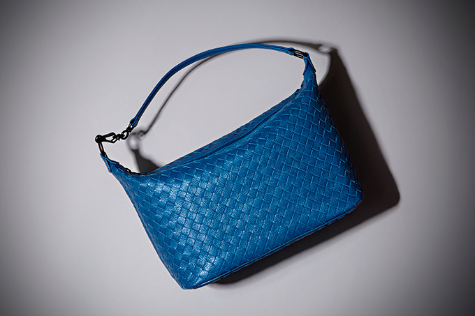 ボッテガ・ヴェネタの日本限定バッグ、光沢感のあるレザー×メタリックカラー - ファッションプレス