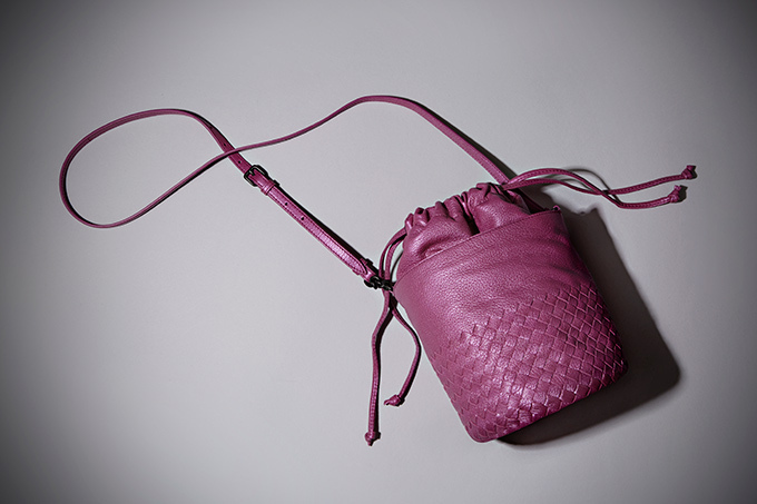 ボッテガ・ヴェネタの日本限定バッグ、光沢感のあるレザー×メタリックカラー | 写真