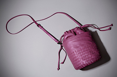 ボッテガ・ヴェネタの日本限定バッグ、光沢感のあるレザー×メタリックカラー