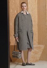 ボッテガ・ヴェネタ 2016年プレフォールコレクション - 大胆な色使いと直線的な柄のコントラスト｜写真2