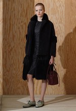 ボッテガ・ヴェネタ 2016年プレフォールコレクション - 大胆な色使いと直線的な柄のコントラスト｜写真10