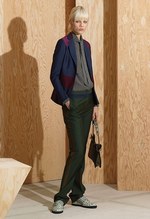 ボッテガ・ヴェネタ 2016年プレフォールコレクション - 大胆な色使いと直線的な柄のコントラスト｜写真18