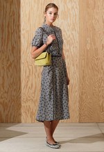 ボッテガ・ヴェネタ 2016年プレフォールコレクション - 大胆な色使いと直線的な柄のコントラスト｜写真22