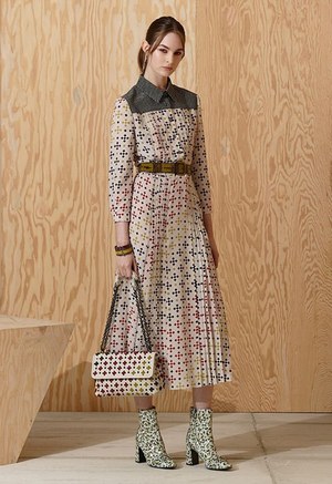 ボッテガ・ヴェネタ 2016年プレフォールコレクション - 大胆な色使いと直線的な柄のコントラスト｜写真1