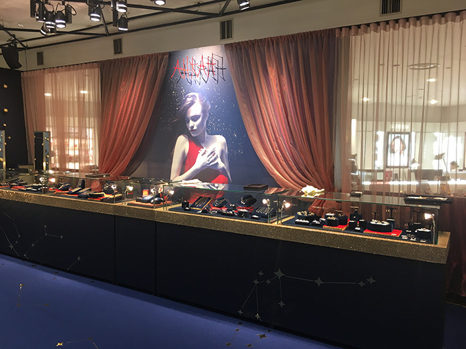 アーカーがクリスマスイベントを新宿と六本木で開催 限定ジュエリーやパーティーバッグが登場 ファッションプレス アーカーがクリスマスイベントを新宿と六本木で開催 限定ジュエリーやパーティーバッグが登場 ファッションプレス