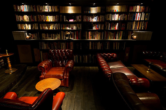 アンティーク家具と1500冊の書籍に囲まれた“秘密の書斎”、カフェ＆バー「十誡」銀座に誕生 | 写真