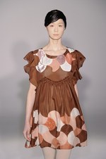 アイリッシュボーイから進化した、柔らかく温かい女性らしさ - スナオクワハラの2011年秋冬コレクション｜写真6