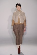 アイリッシュボーイから進化した、柔らかく温かい女性らしさ - スナオクワハラの2011年秋冬コレクション｜写真13