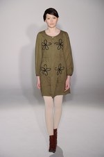 アイリッシュボーイから進化した、柔らかく温かい女性らしさ - スナオクワハラの2011年秋冬コレクション｜写真42