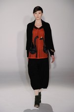 アイリッシュボーイから進化した、柔らかく温かい女性らしさ - スナオクワハラの2011年秋冬コレクション｜写真49