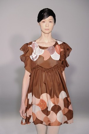 アイリッシュボーイから進化した、柔らかく温かい女性らしさ - スナオクワハラの2011年秋冬コレクション｜写真6