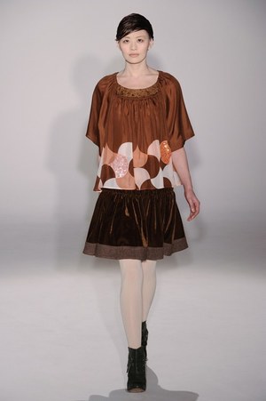 アイリッシュボーイから進化した、柔らかく温かい女性らしさ - スナオクワハラの2011年秋冬コレクション｜写真8