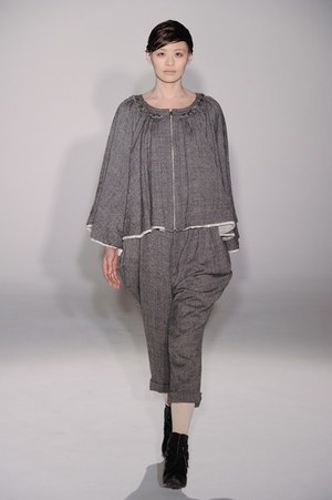 アイリッシュボーイから進化した、柔らかく温かい女性らしさ - スナオクワハラの2011年秋冬コレクション｜写真11