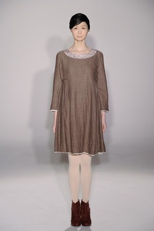 アイリッシュボーイから進化した、柔らかく温かい女性らしさ - スナオクワハラの2011年秋冬コレクション｜写真12