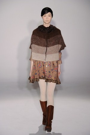 アイリッシュボーイから進化した、柔らかく温かい女性らしさ - スナオクワハラの2011年秋冬コレクション｜写真24