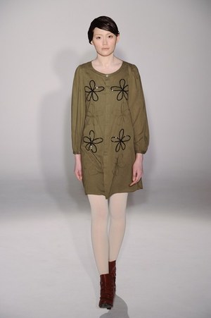 アイリッシュボーイから進化した、柔らかく温かい女性らしさ - スナオクワハラの2011年秋冬コレクション｜写真42