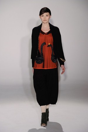 アイリッシュボーイから進化した、柔らかく温かい女性らしさ - スナオクワハラの2011年秋冬コレクション｜写真49