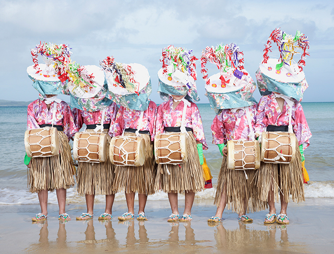 銀座メゾンエルメスで、シャルル・フレジェの写真展「YÔKAÏNOSHIMA」日本でとらえた妖怪の姿 | 写真