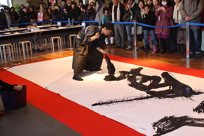 東京スカイツリータウンのお正月イベント - 力士との力比べ、書道パフォーマンス、福袋など | 写真