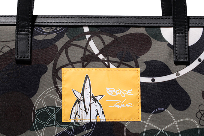 ア ベイシング エイプとフューチュラがコラボ、カモフラージュ柄×グラフィックのフーディやTシャツ｜写真4