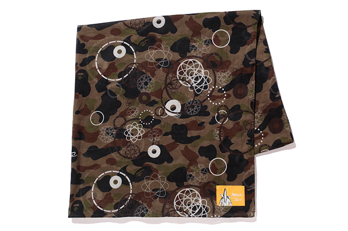 ア ベイシング エイプとフューチュラがコラボ、カモフラージュ柄×グラフィックのフーディやTシャツ｜写真11