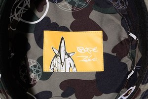 ア ベイシング エイプとフューチュラがコラボ、カモフラージュ柄×グラフィックのフーディやTシャツ｜写真21