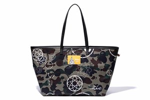ア ベイシング エイプとフューチュラがコラボ、カモフラージュ柄×グラフィックのフーディやTシャツ｜写真3