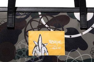 ア ベイシング エイプとフューチュラがコラボ、カモフラージュ柄×グラフィックのフーディやTシャツ｜写真4