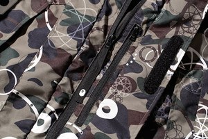 ア ベイシング エイプとフューチュラがコラボ、カモフラージュ柄×グラフィックのフーディやTシャツ｜写真15